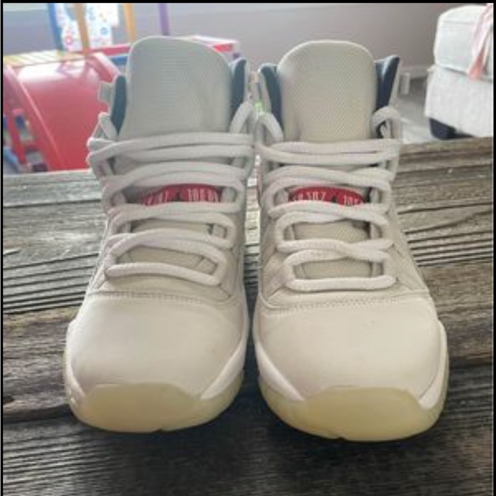 Jordan 11 retro platinum (yellow gum)